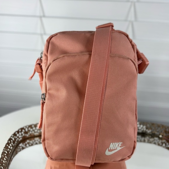 Nike Bag Heritage Crossbody Pink Zip Closure Adjustable Removable Strap Travel - Picture 2 of 10